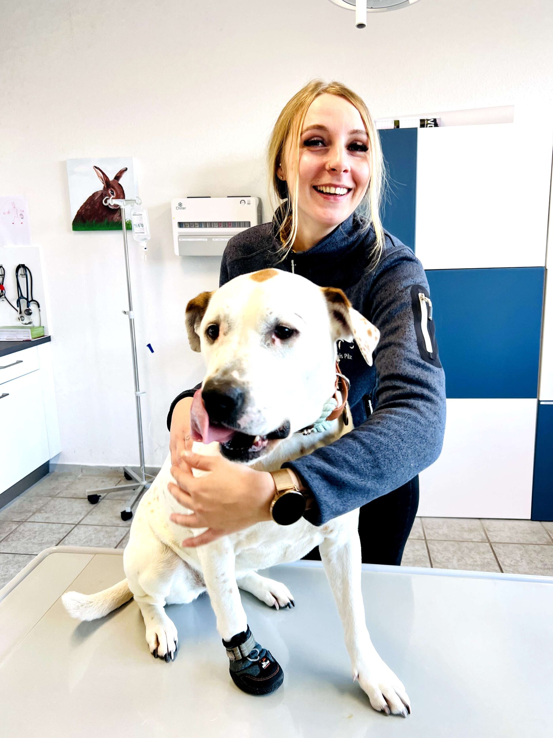 Lisa Weber posiert mit einem Hund - Tierarztpraxis Pilz Haigerloch